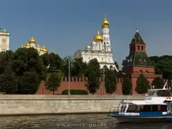 Золотые купола соборов Московского Кремля