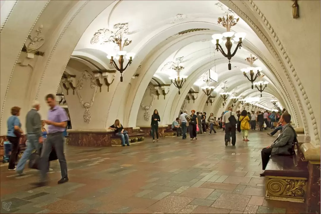 Арбатская какая линия. Метро Арбатская 1995. Старый Арбат станция метро. Арбат станция метро. Метро Арбатская Шереметьево.