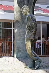 Памятник Булату Окуджаве