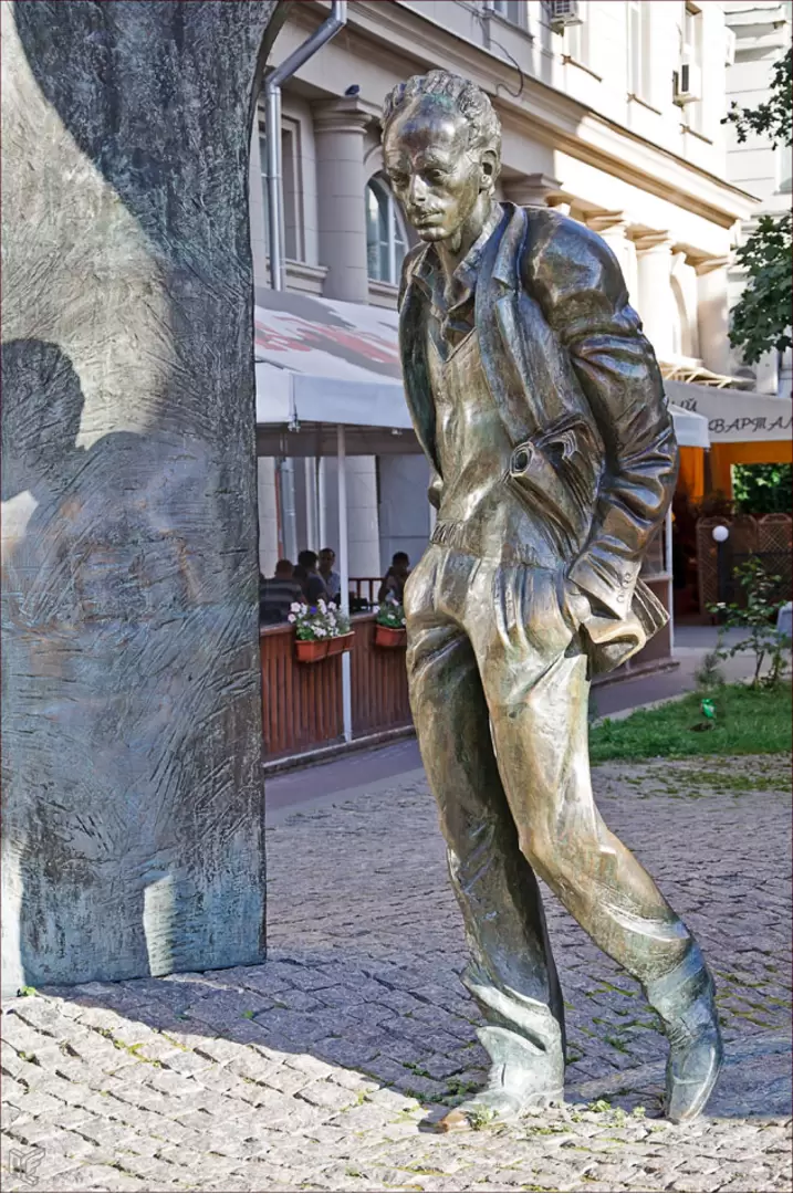 Памятник Булату Окуджаве
