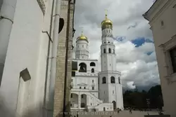 Колокольня Иван Великий и Соборная площадь и Собоная площадь Московского кремля