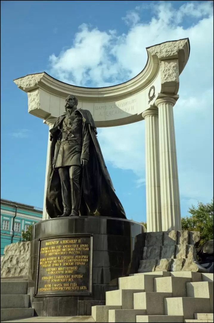 Памятник царю-освободителю Александру II Памятник царю-освободителю Александру II