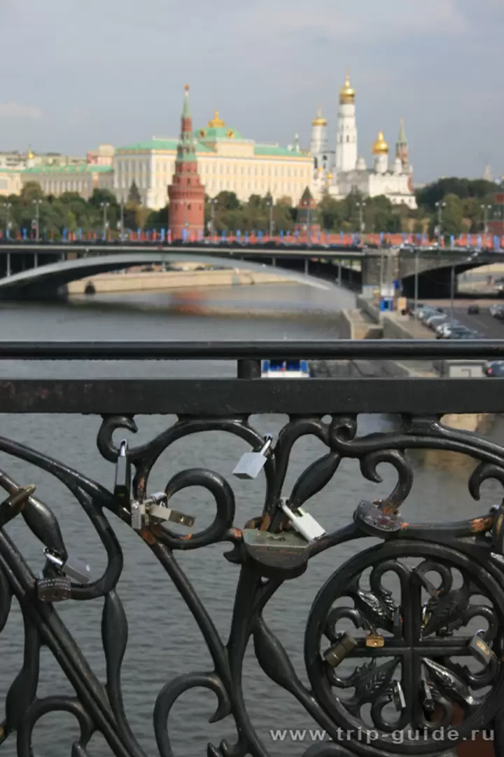 Замочки влюбленных на мосту у Храма Христа Спасителя Замочки влюбленных на мосту у Храма Христа Спасителя