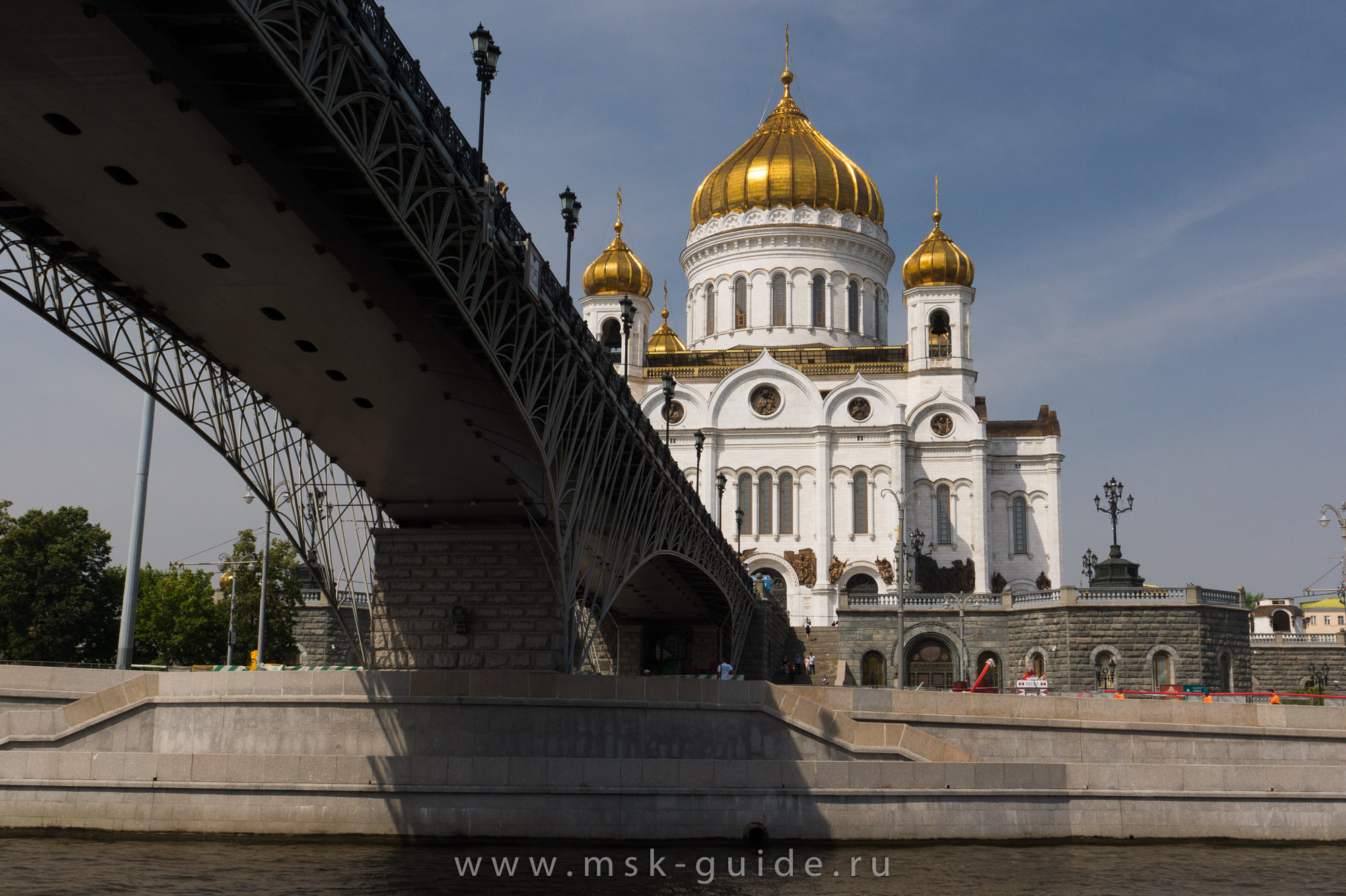 Пешеходный Патриарший мост и Храм Христа Спасителя