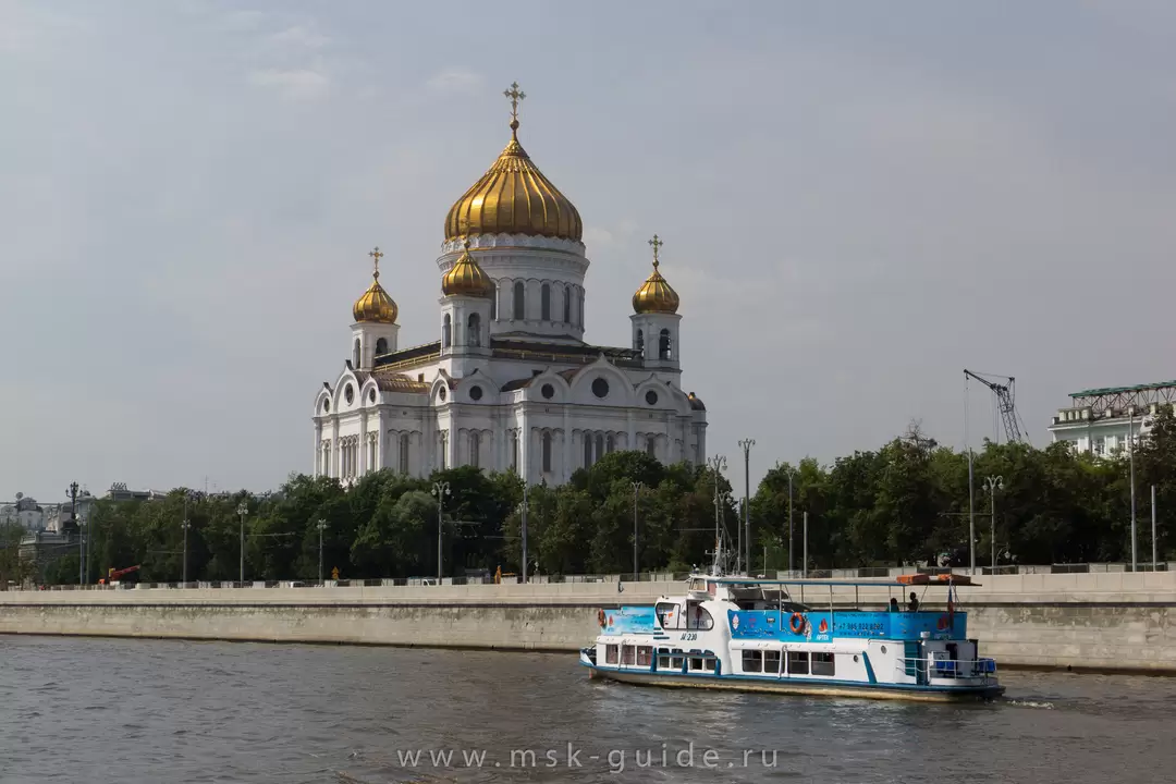 Вид на Храм Христа Спасителя с Москвы реки