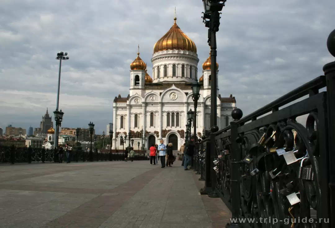 Замочки влюбленных на мосту у Храма Христа Спасителя Замочки влюбленных на мосту у Храма Христа Спасителя