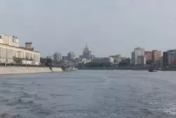 Вид на здание МИДа с Москвы реки