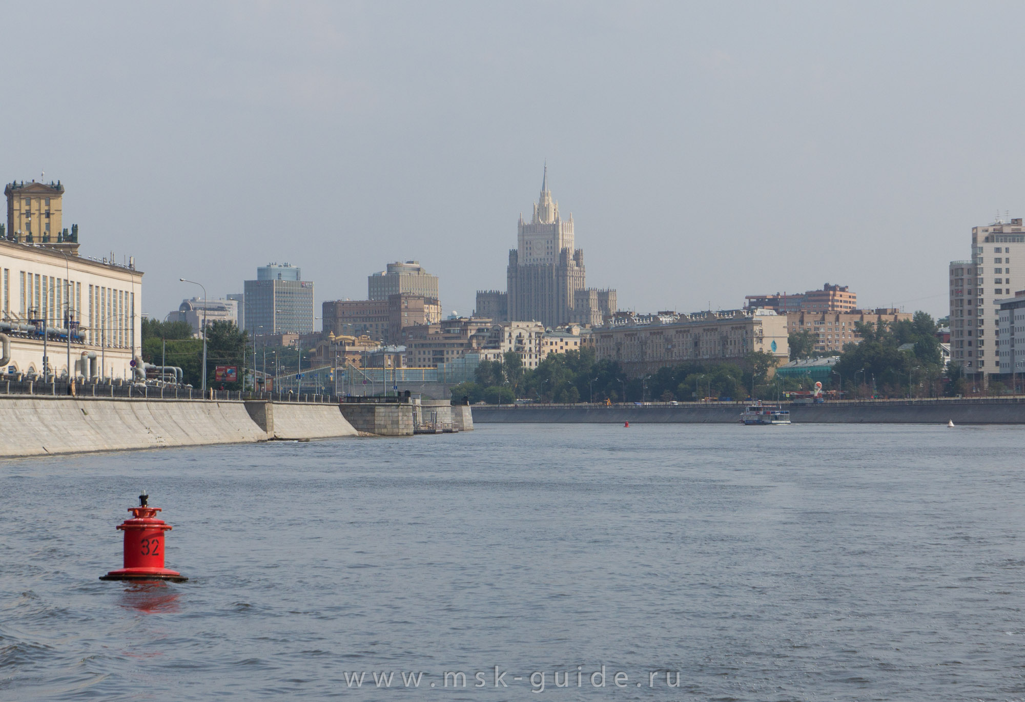 Вид на высотку МИДа с Москвы реки