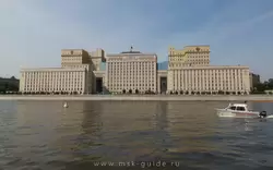 Национальный центр управления обороной РФ в Москве на Фрунзенской набережной