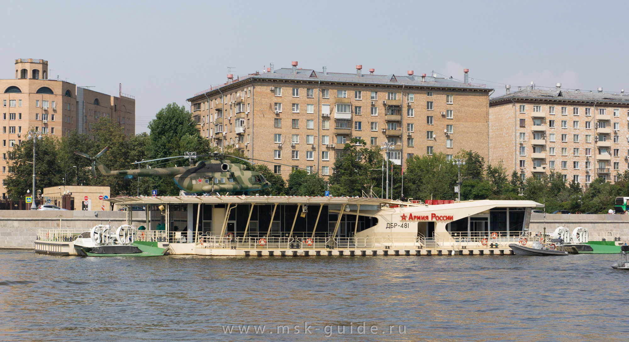 Причал МО РФ в Москве на Фрунзенской набережной с вертолетной площадкой и стоянками судов на воздушной подушке