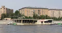 Причал МО РФ в Москве на Фрунзенской набережной с вертолетной площадкой и стоянками судов на воздушной подушке