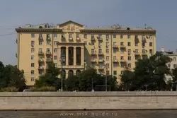 Жилой дом на Фрунзенской набережной 4, 1939—1943, архитектор К. И. Джус-Даниленко