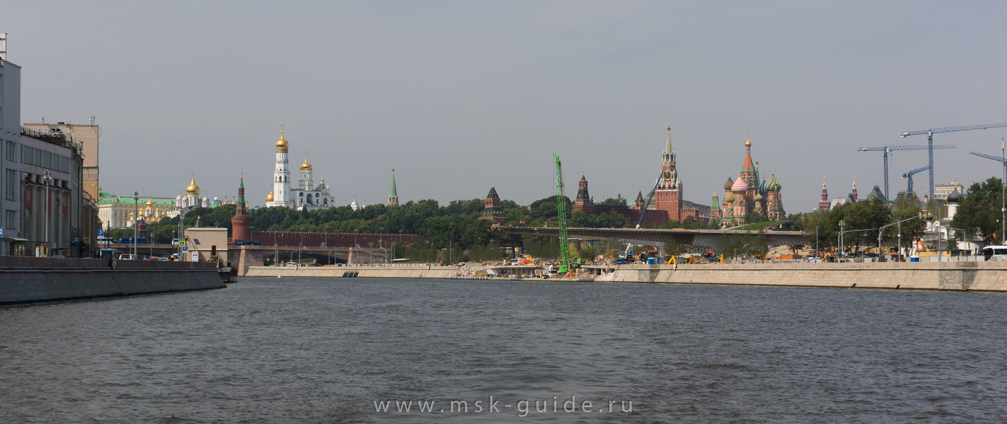 Панорама Кремля и парка Зарядье с Москвы-реки Панорама Кремля и парка Зарядье с Москвы-реки