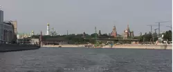 Панорама Кремля и парка Зарядье с Москвы-реки