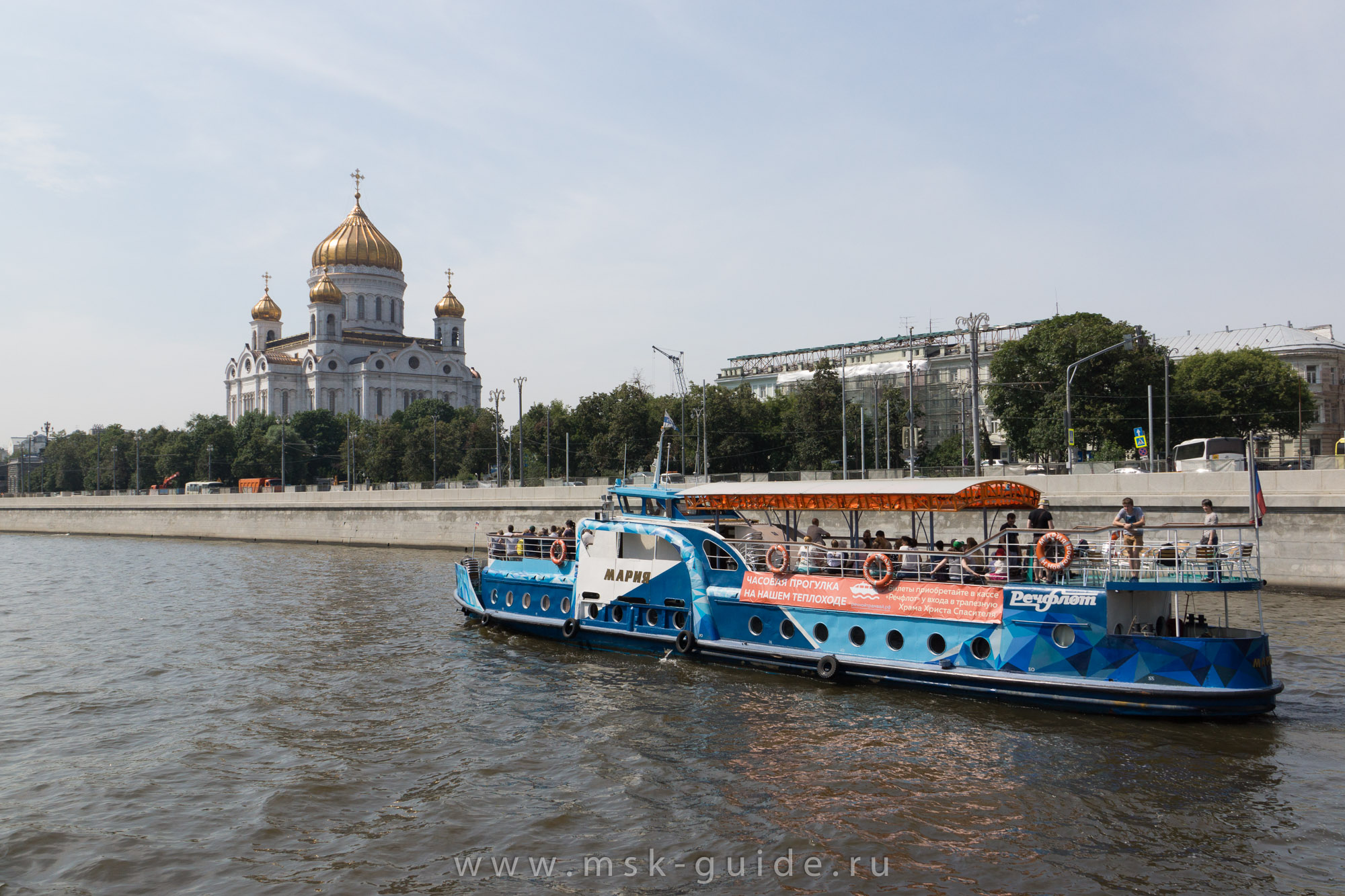 Теплоходик «Мария» проекта «Москвич» на фоне храма Христа Спасителя Теплоходик «Мария» проекта «Москвич» на фоне храма Христа Спасителя
