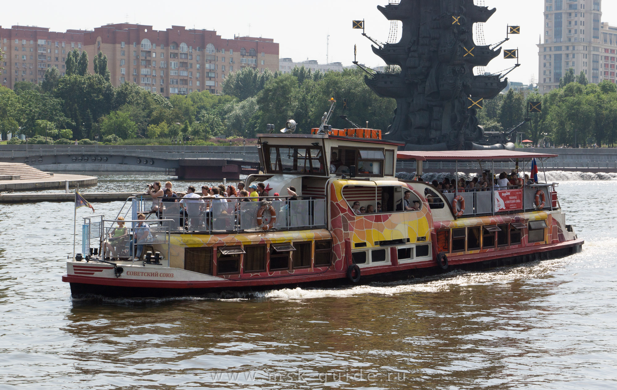 Теплоходик «Советский Союз» проекта «Москвич» во время прогулки по центру Москвы Теплоходик «Советский Союз» проекта «Москвич» во время прогулки по центру Москвы