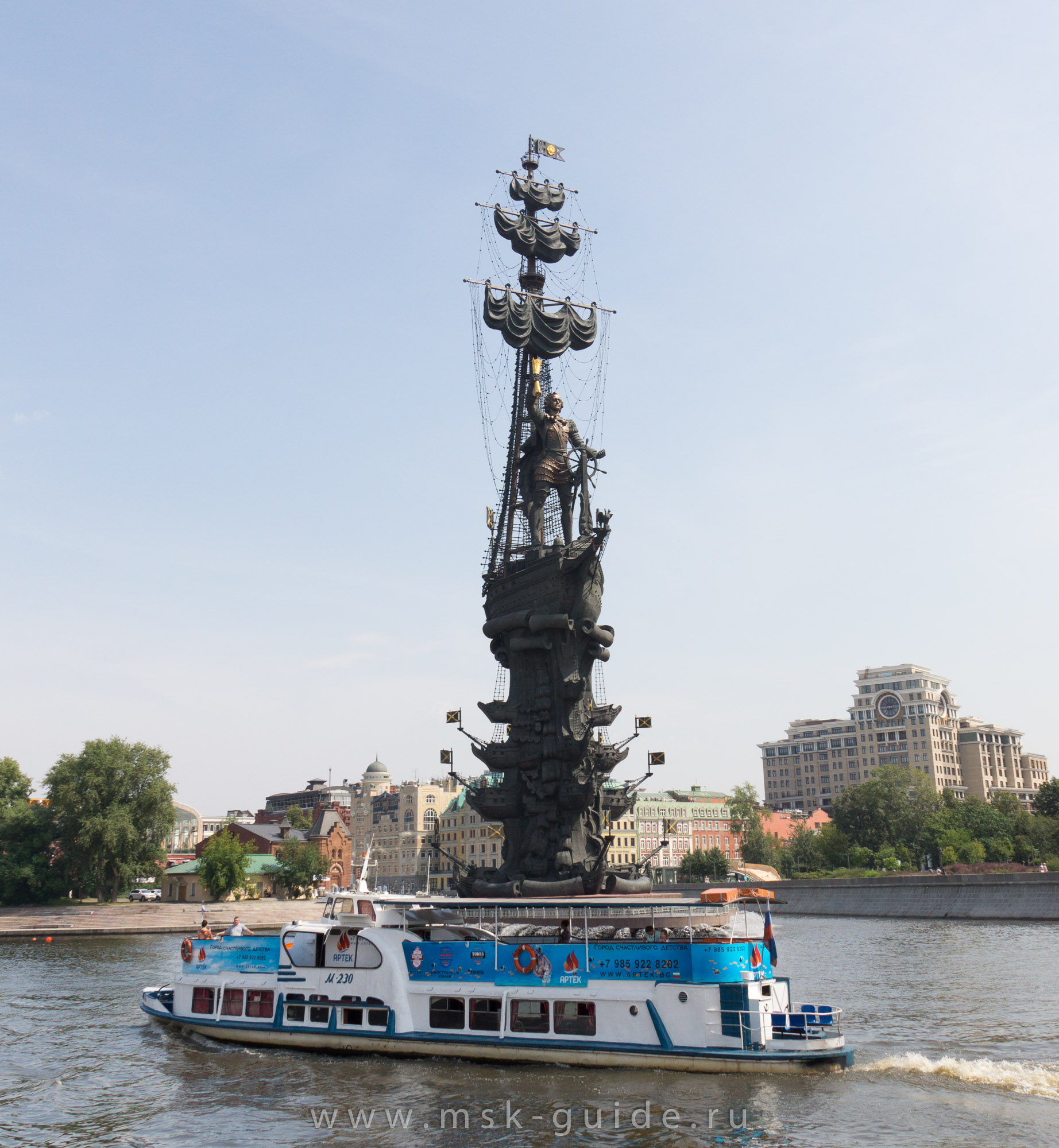 Памятник Петру I и экскурсионный кораблик на Москве-реке Памятник Петру I и экскурсионный кораблик на Москве-реке