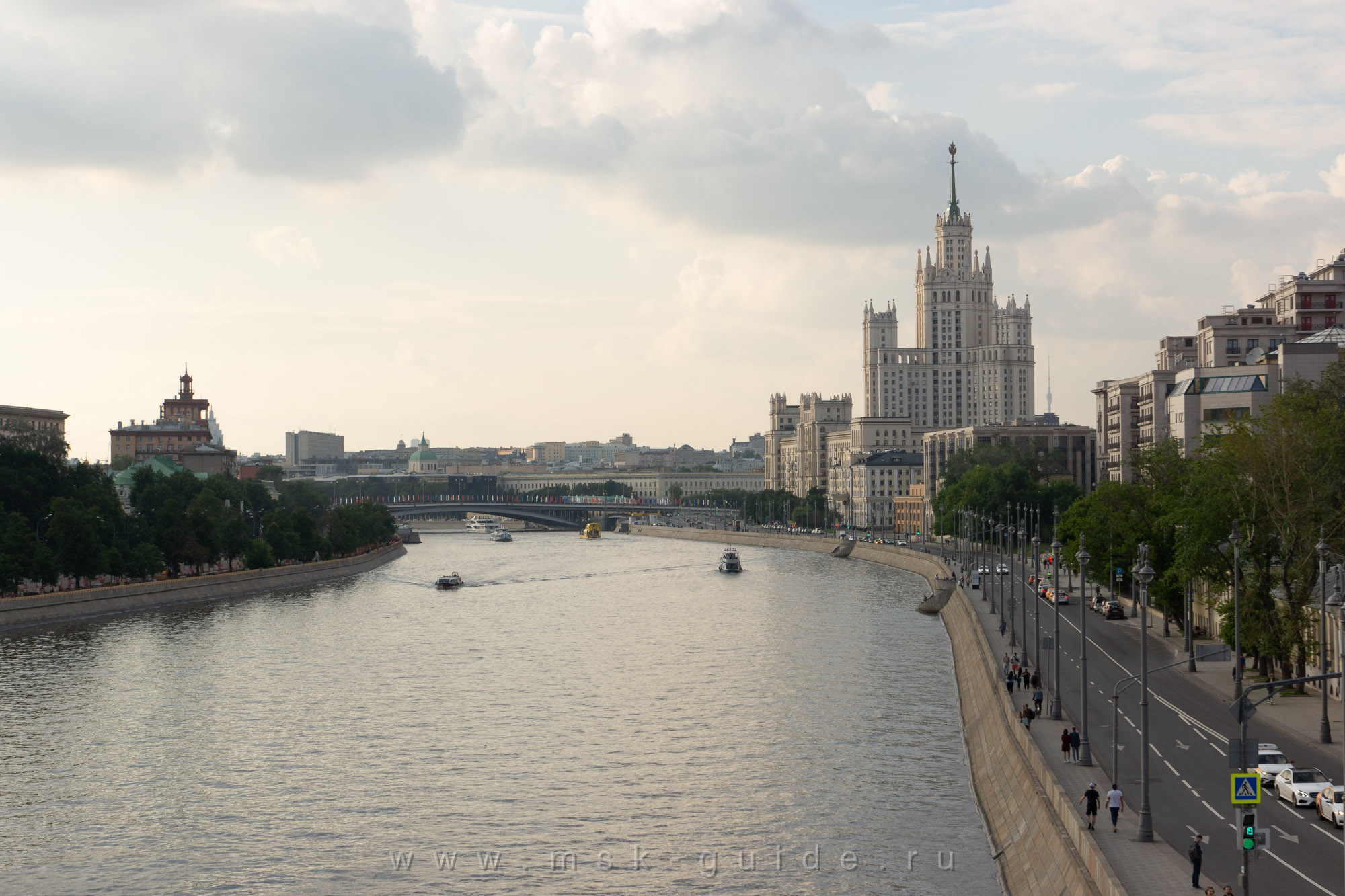 Вид на Москву-реку и высотку на Котельнической набережной Вид на Москву-реку и высотку на Котельнической набережной