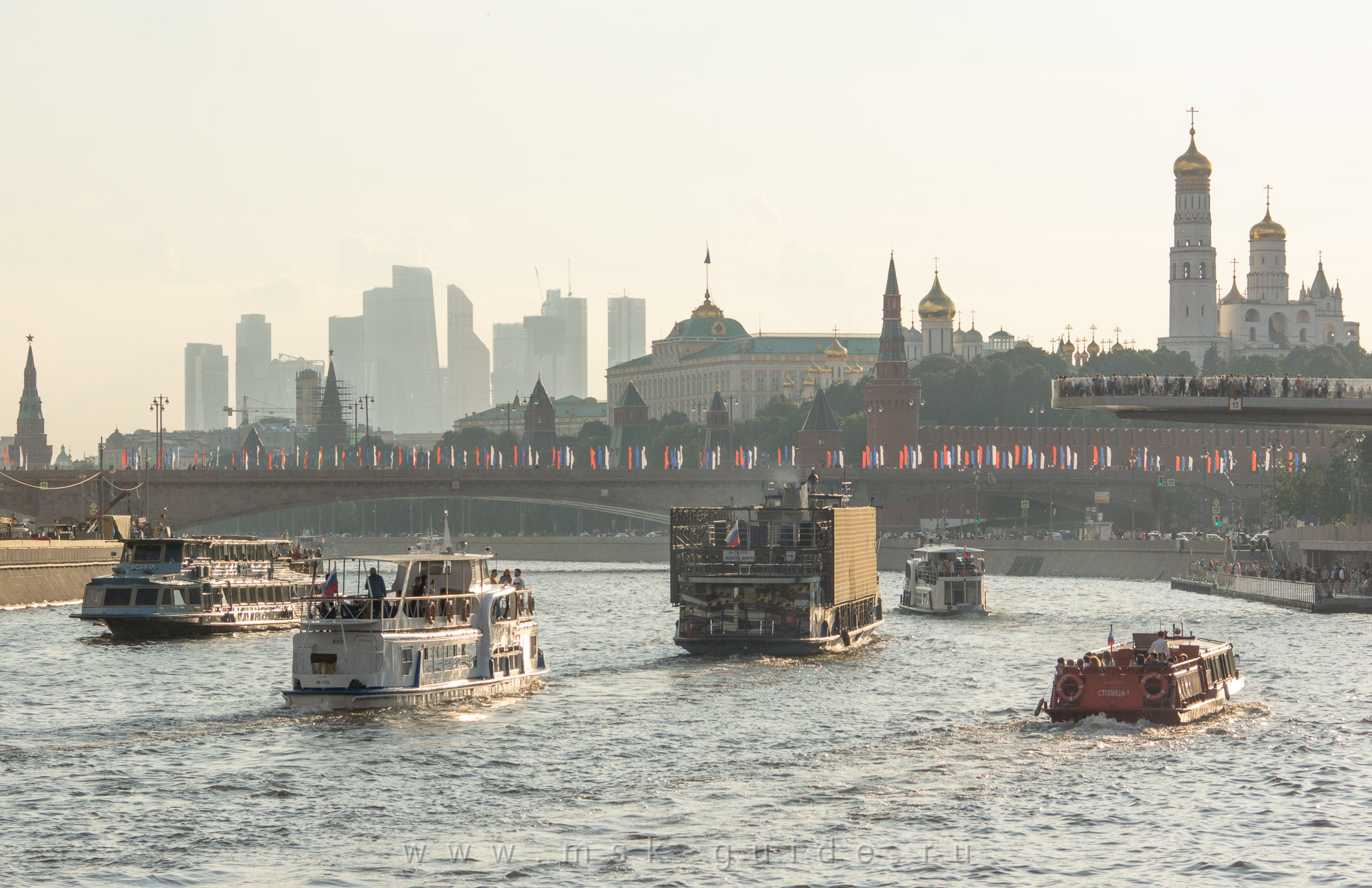 Прогулочные теплоходы на фоне Кремля и Москва-Сити Прогулочные теплоходы на фоне Кремля и Москва-Сити