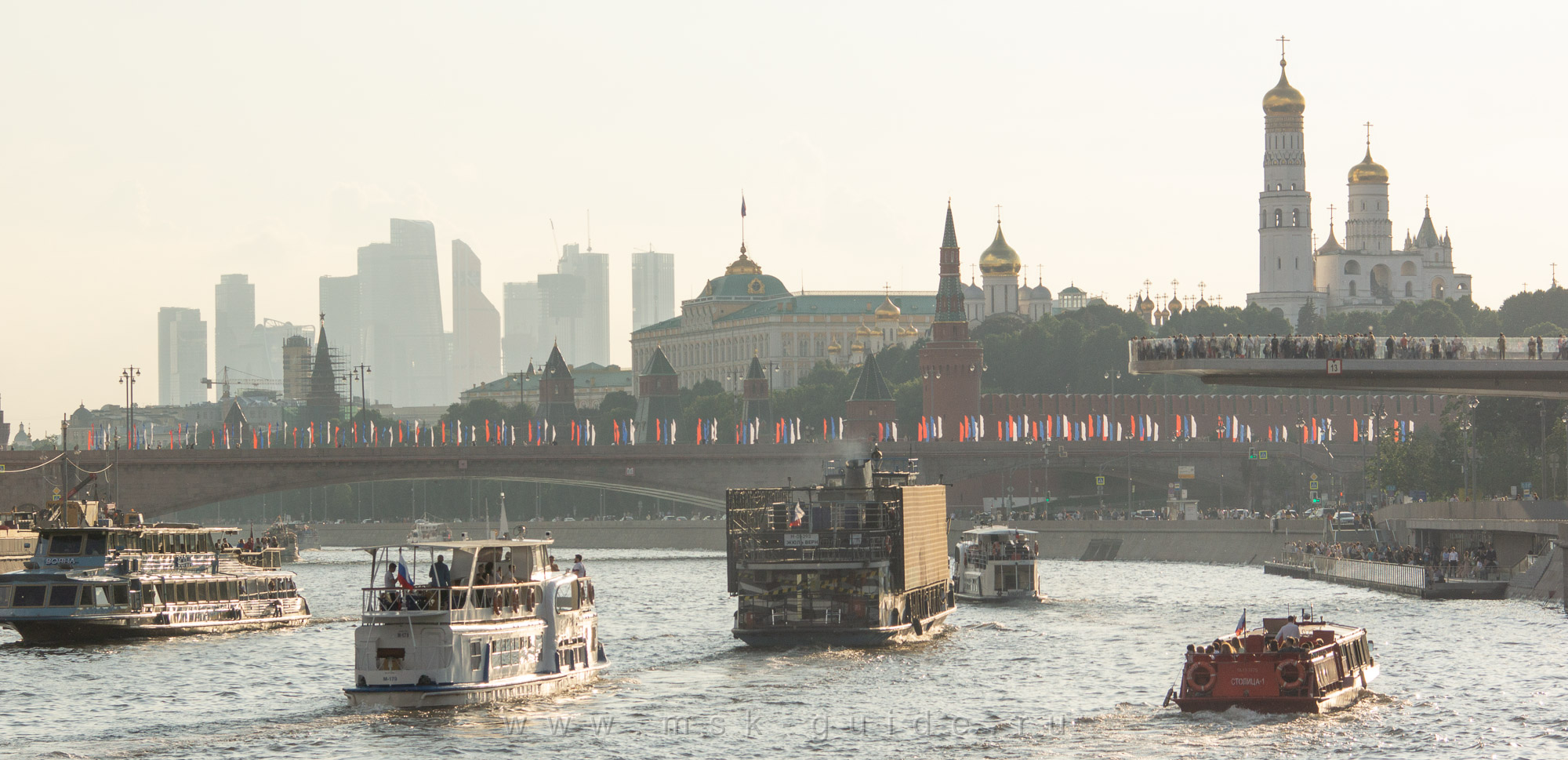 Прогулочные теплоходы на фоне Кремля и Москва-Сити Прогулочные теплоходы на фоне Кремля и Москва-Сити