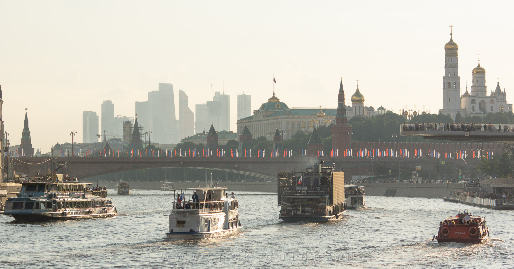 Прогулочные теплоходы на фоне Кремля и Москва-Сити Прогулочные теплоходы на фоне Кремля и Москва-Сити