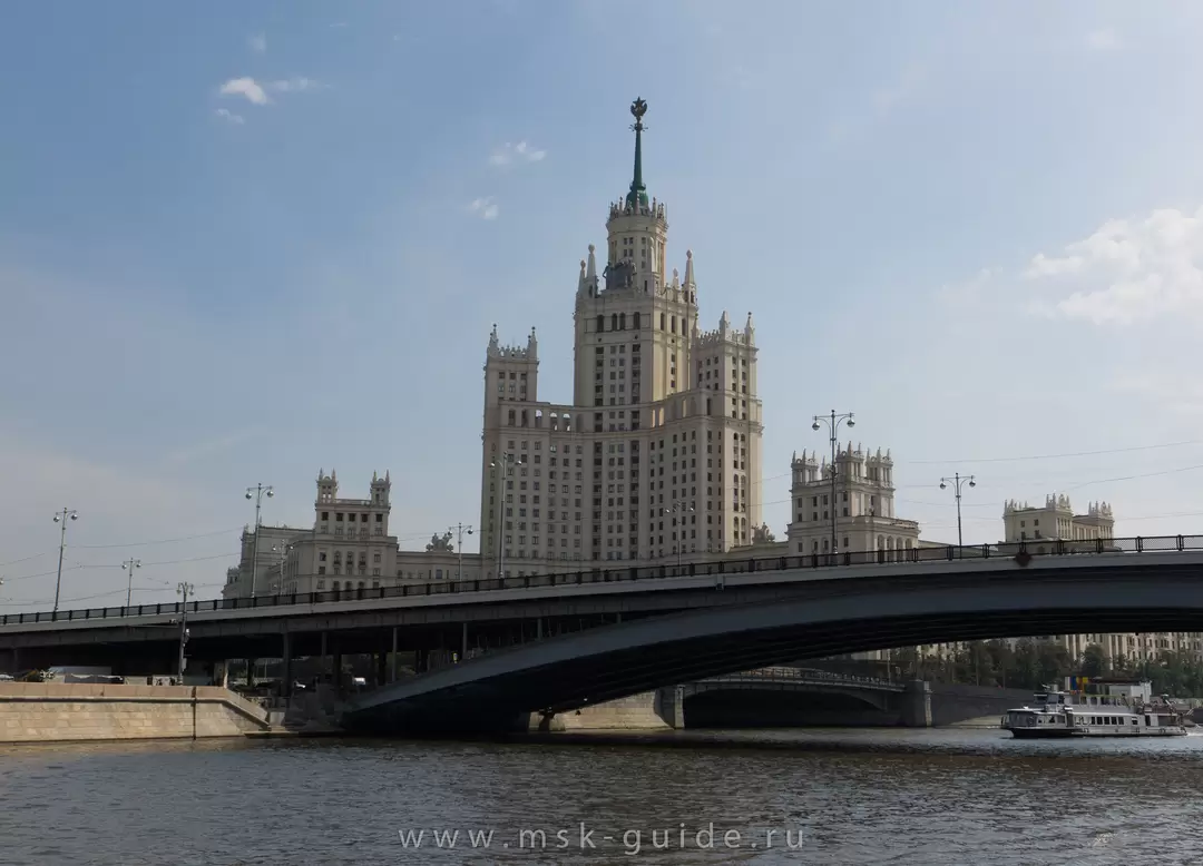 Большой Устьинский мост и высотка на Котельнической набережной Большой Устьинский мост и высотка на Котельнической набережной