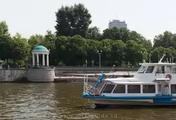 Беседка на набережной реки Москвы в парке Горького