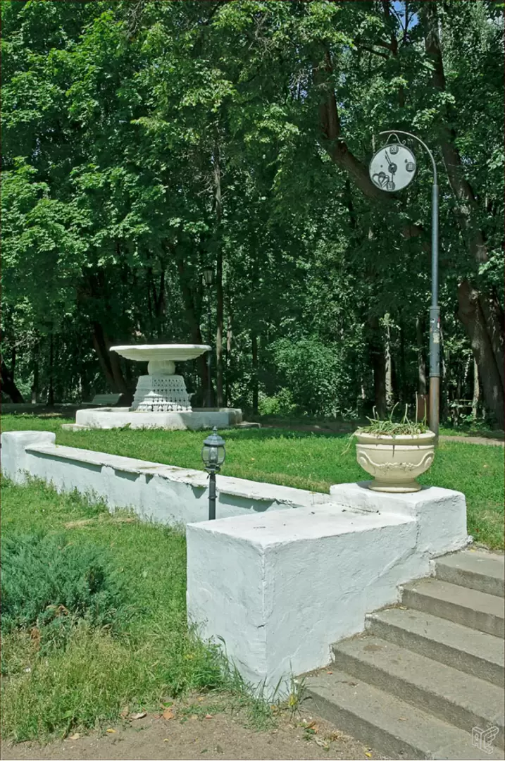Нескучный сад в Москве, часы влюблённых Нескучный сад в Москве, часы влюблённых