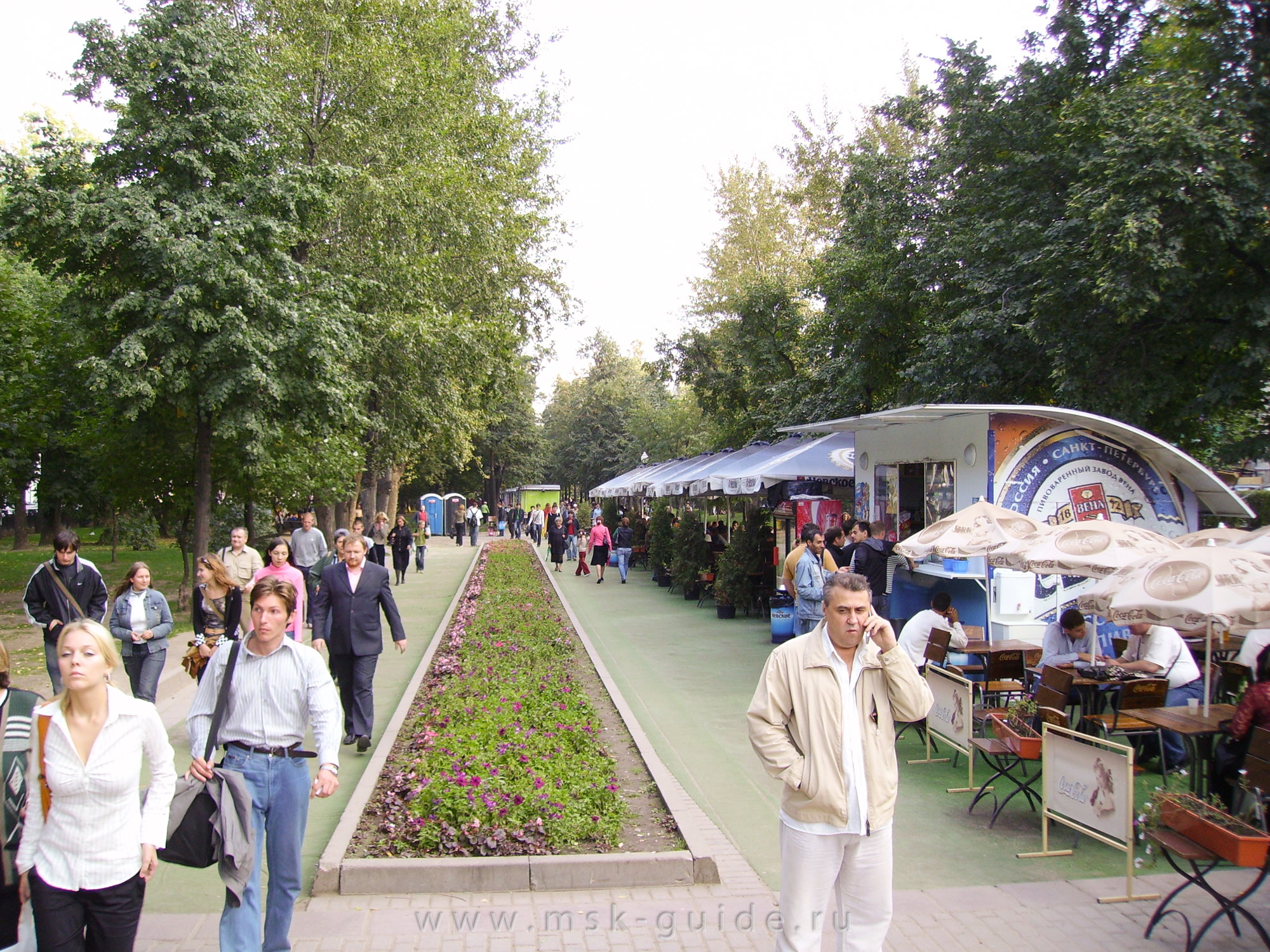 Уличные кафе на бульваре Уличные кафе на бульваре