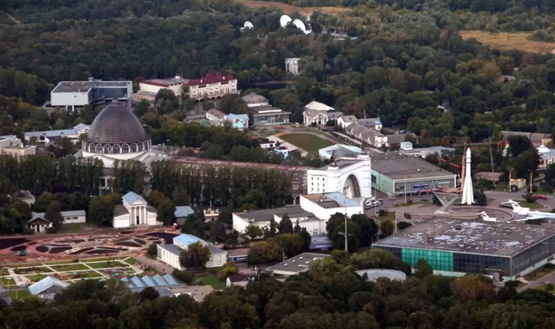 Останкинская башня, вид на Музей космонавтики