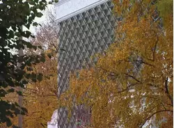 Фасад павильона «Охрана природы» (ранее «Строительные материалы») выполнен из металлического каркаса, который заполнен блоками из закалённого стекла гранёной формы