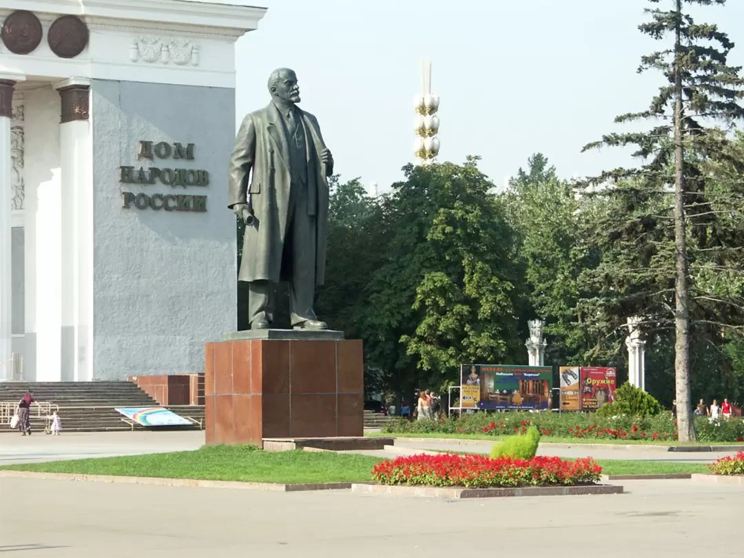 Памятник Ленину перед павильоном №1 «Центральный» Памятник Ленину перед павильоном №1 «Центральный»