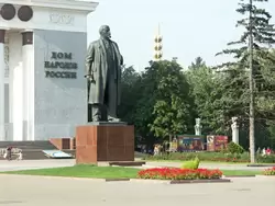 Памятник Ленину перед павильоном №1 «Центральный»