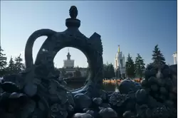 Скульптурные яства украшают бассейн фонтана «Каменный цветок» и символизируют фруктово-овощное изобилие республик СССР