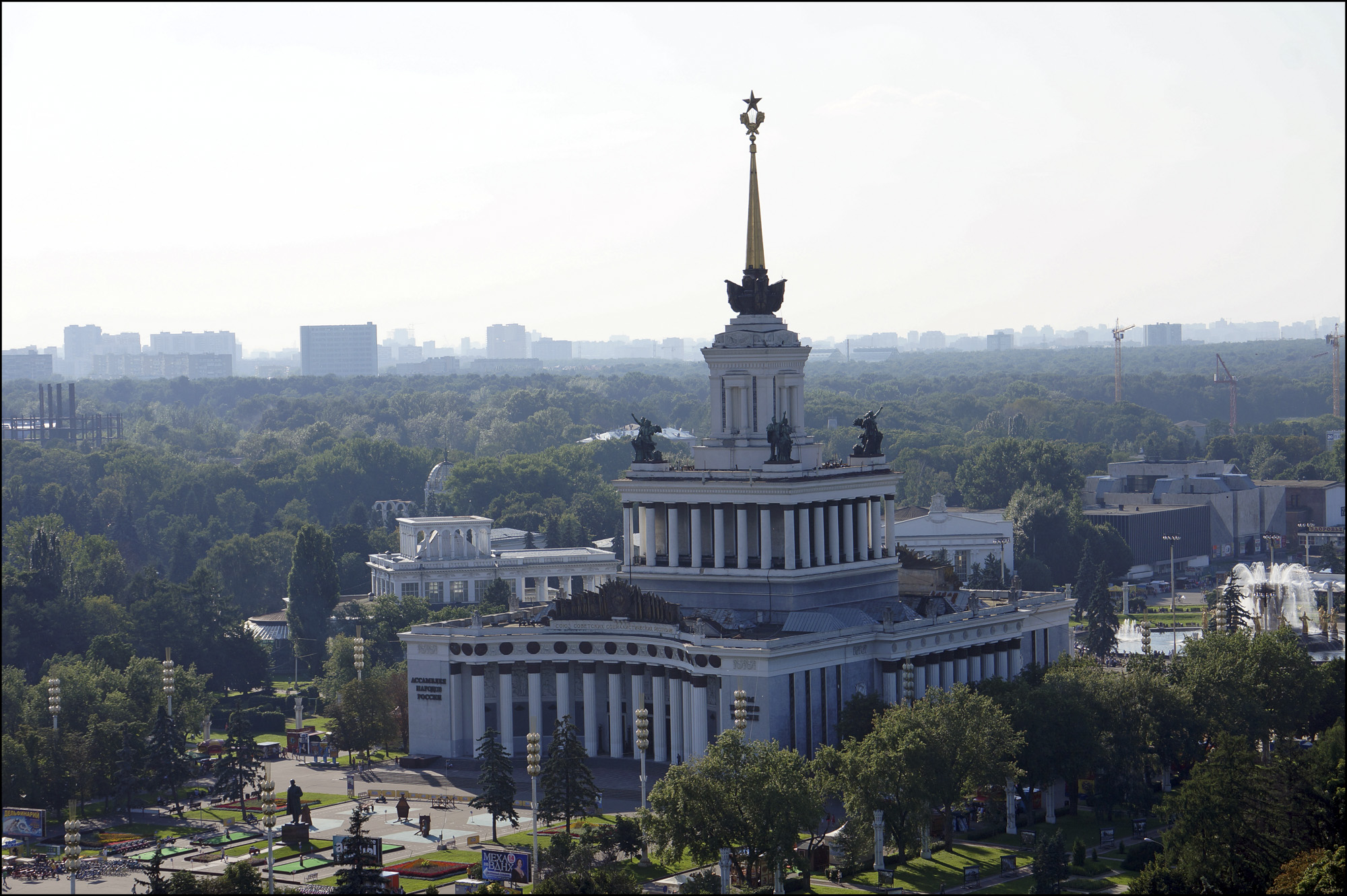 Вид на ВДНХ с колеса обозрения Вид на ВДНХ с колеса обозрения