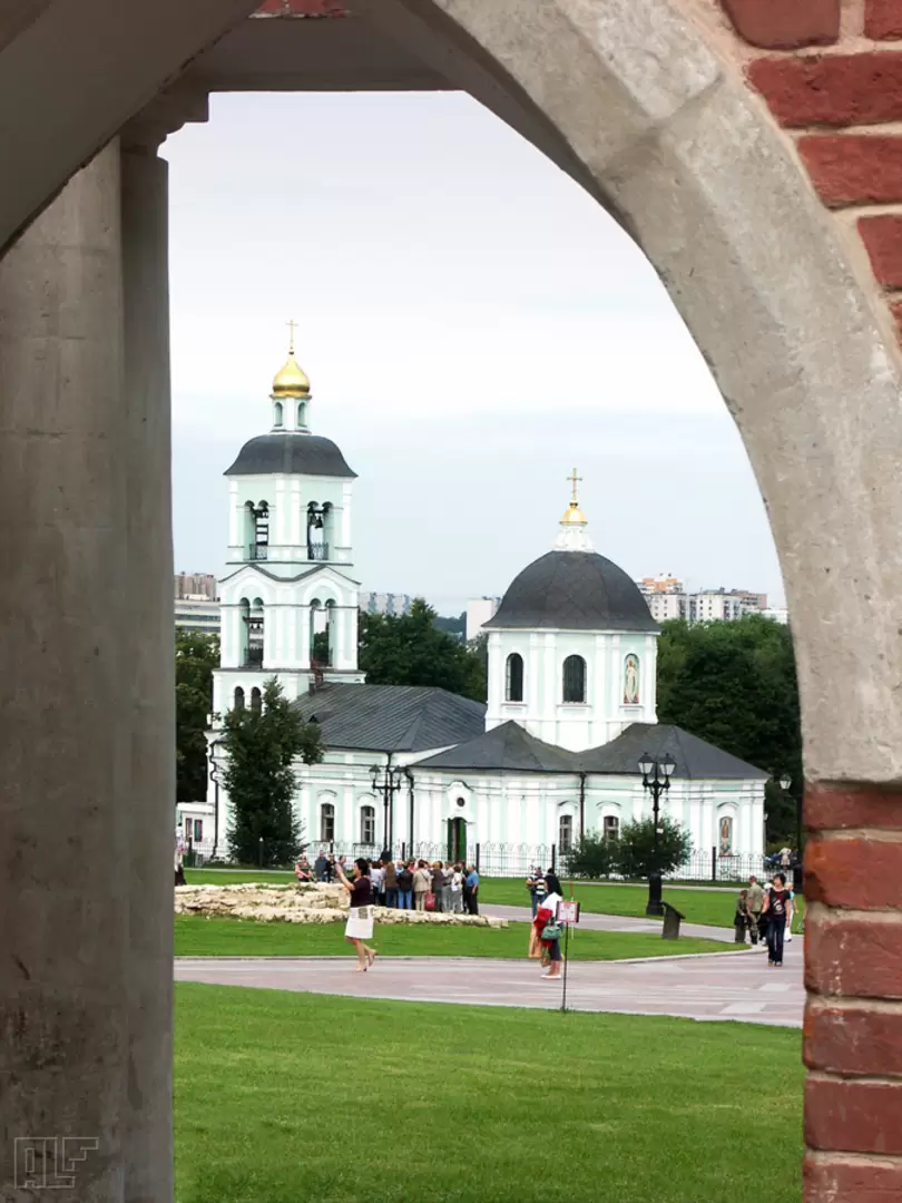 Арка в Царицыно - вид на церковь Арка в Царицыно - вид на церковь