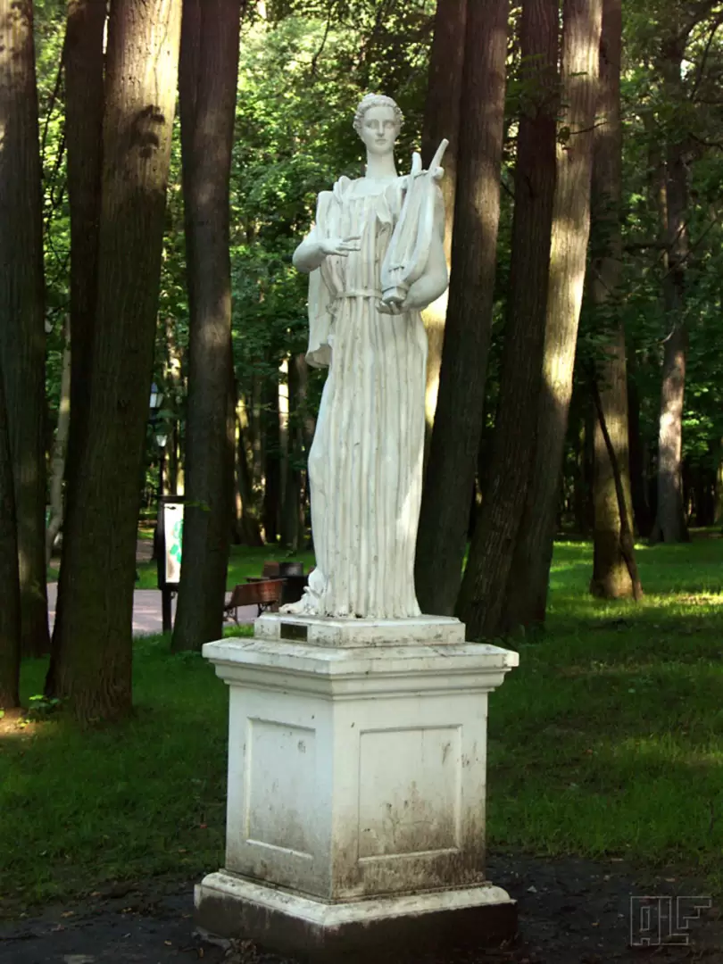 Дриада в парке Царицыно Дриада в парке Царицыно