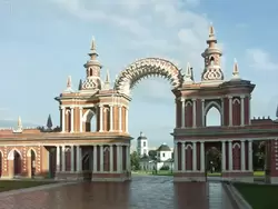 Галерея с «зубастой» аркой в Царицыно