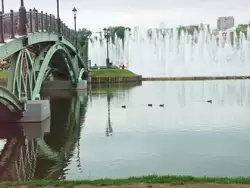 Мост к музыкальному фонтану в Царицыно
