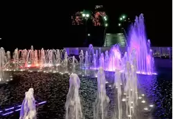 Светомузыкальный фонтан вечером в Царицыне