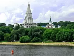Вид с Москвы реки на Воскресенскую церковь и Передние ворота в Коломенском