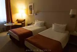 Номер стандарт с двумя раздельными кроватями в гостинице Холидей Инн Лесная в Москве